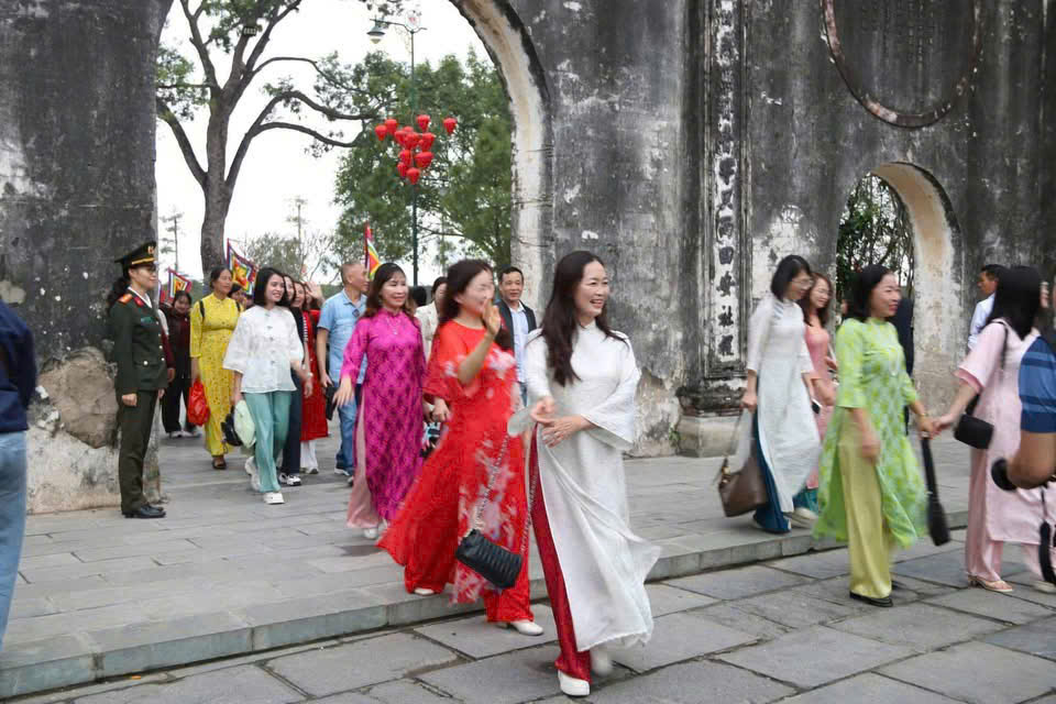 Hội Phụ nữ Công an phường Chu Văn An tổ chức các hoạt động kỷ niệm Ngày Quốc tế Phụ nữ 08/3 và bảo đảm an ninh trật tự lễ hội Côn Sơn - Kiếp Bạc